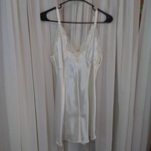 Signature Expressions Cream  Color Chemise